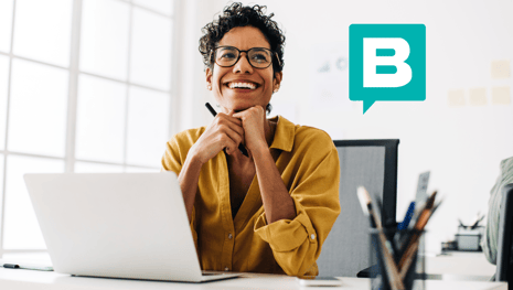 Frau lächelnd am Laptop, rechts das Storyblok-B | 5 Dinge, die wir am Headless CMS Storyblok lieben