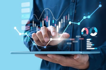 Verschiedene Dashboards mit Diagrammen | KI im CRM Header