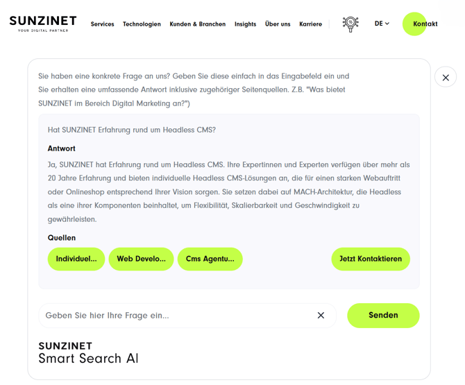 Screenshot der KI Onsite-Suche auf der SUNZINET-Website. Eine Beispielsuche fragt: 'Hat SUNZINET Erfahrung rund um Headless CMS?'. Die Antwort bestätigt die Expertise von SUNZINET in diesem Bereich und hebt über 20 Jahre Erfahrung hervor. Zudem wird auf MACH-Architektur für Flexibilität, Skalierbarkeit und Geschwindigkeit verwiesen. Unter der Antwort befinden sich Quellen-Links sowie eine Schaltfläche 'Jetzt Kontaktieren'. Am unteren Rand ist ein Eingabefeld für Fragen mit dem Button 'Senden' zu sehen. Das Feature trägt den Namen 'SUNZINET Smart Search AI'.